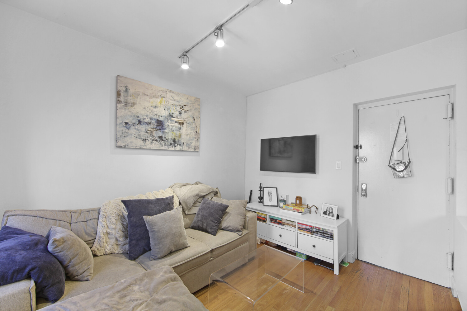 19 Commerce Street, Unit 5 Manhattan, NY 10014 - Photo 2 of 7