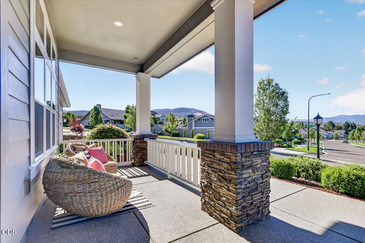 4048 Fieldbrook Avenue Medford, OR 97504 - Photo 9 of 89