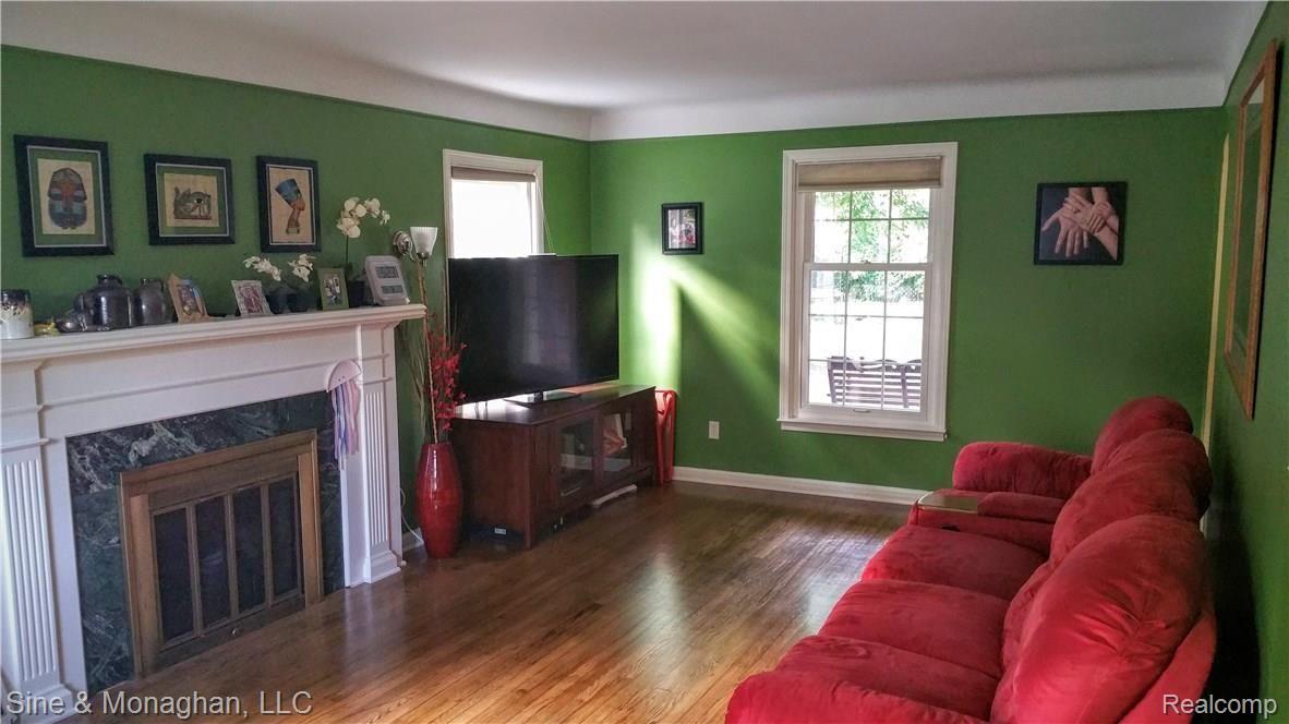 1862 Severn Road Grosse Pointe, MI 48236 - Photo 3 of 47 20150918_172351.jpg