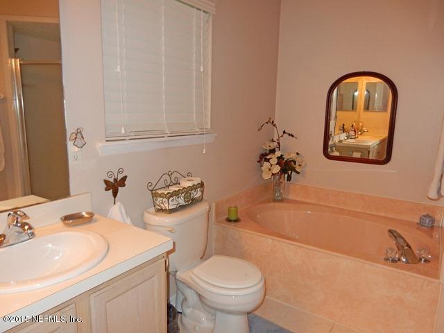 12332 Field Bluff Road Jacksonville, FL 32223 - Photo 22 of 32 MASTER BATH