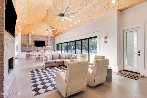 $1,899,999 | 203 Alsway Lane, Broussard, LA 70518