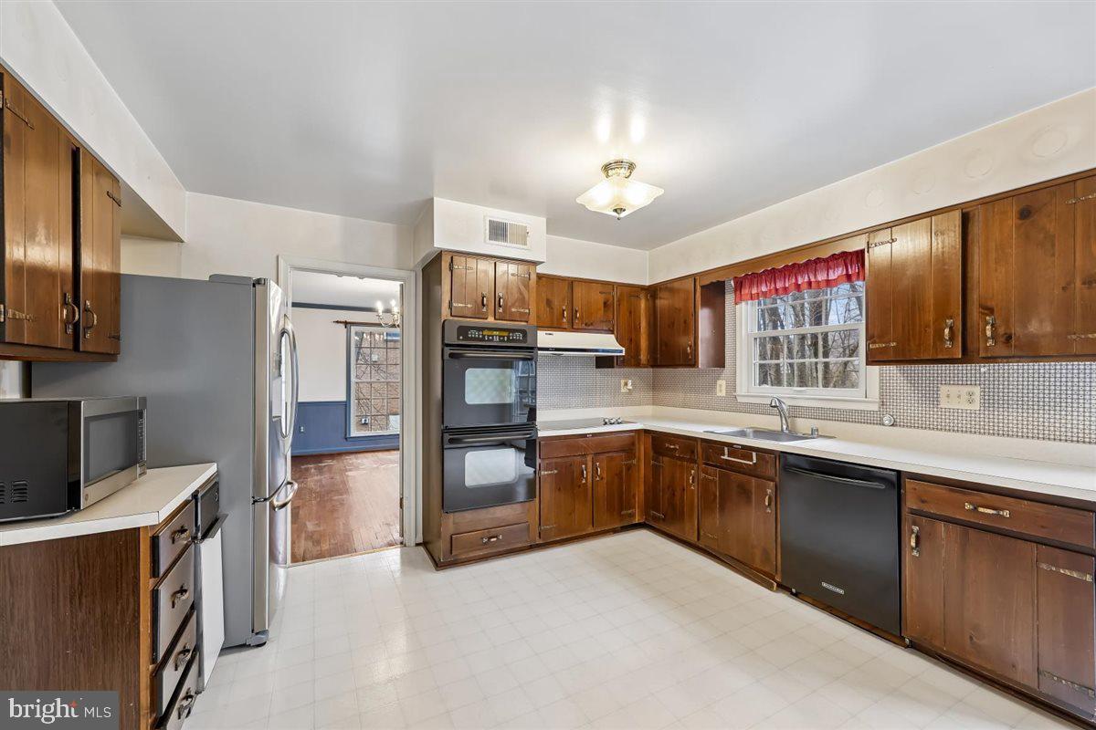 13724 Bridgewater Drive Silver Spring, MD 20904 - Photo 22 of 99 a kitchen with stainless steel appliances granite countertop a sink and stove top oven