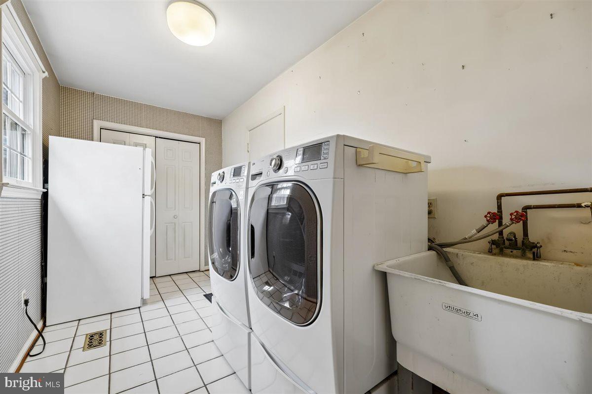 13724 Bridgewater Drive Silver Spring, MD 20904 - Photo 40 of 99 a utility room with dryer and washer
