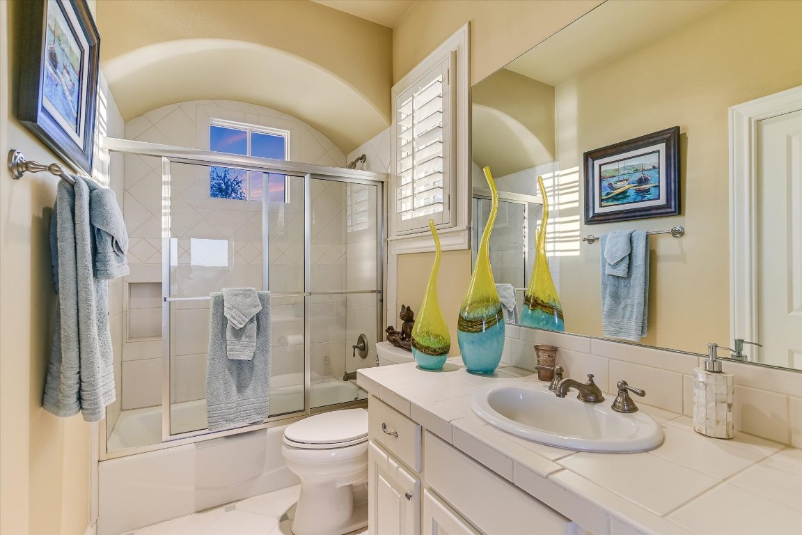 633 Wesley Ridge Drive Spicewood, TX 78669 - Photo 27 of 40 En-suite bath!