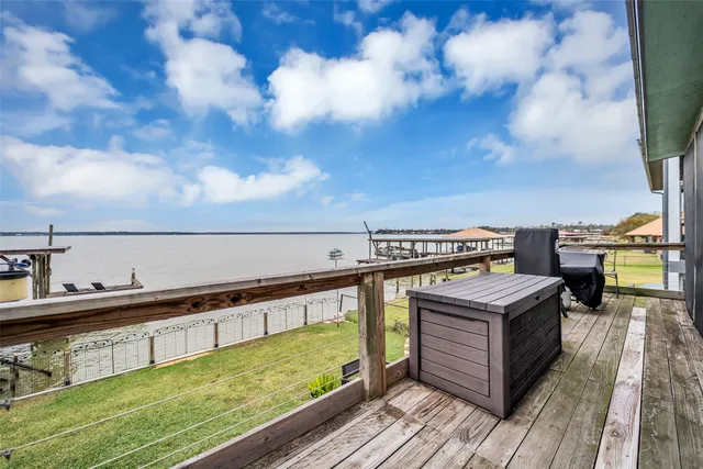 a view of a swimming pool with seating space