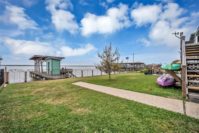 a view of a house with backyard and porch