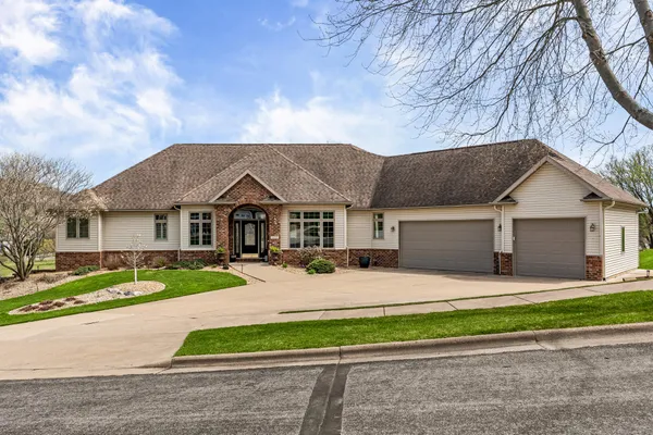 $930,000 | 1892 Wood Run Place, Onalaska, WI 54650