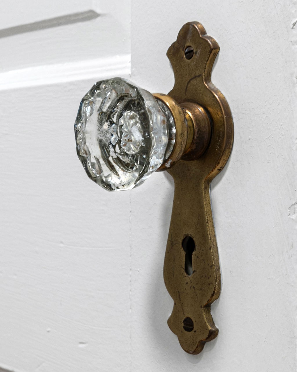 730 East Burton Street Murfreesboro, TN 37130 - Photo 17 of 22 a close view of a chandelier in a bathroom