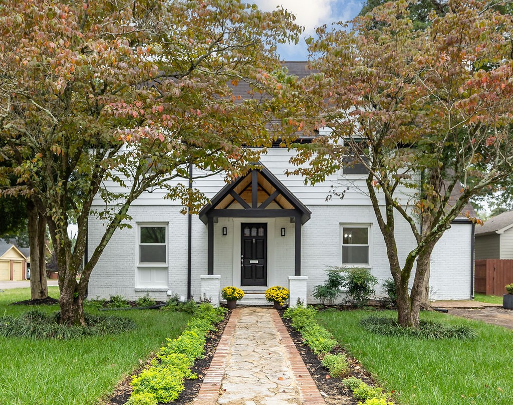 730 East Burton Street Murfreesboro, TN 37130 - Photo 2 of 22 a front view of a house with a yard