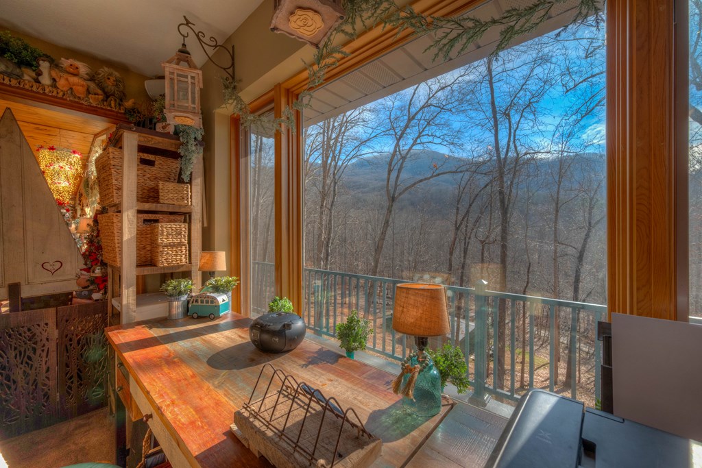 2875 Hickory Cove Murphy, NC 28906 - Photo 25 of 87 a outdoor space with couch