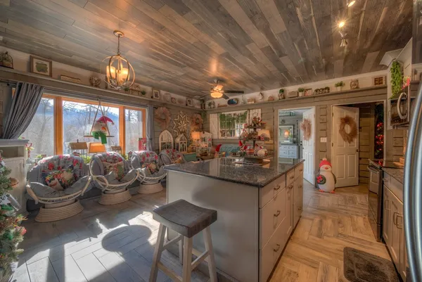 a view of yard with trees