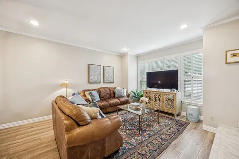 $299,000 | 1223 Fountain View Drive, Unit 124, Houston, TX 77057