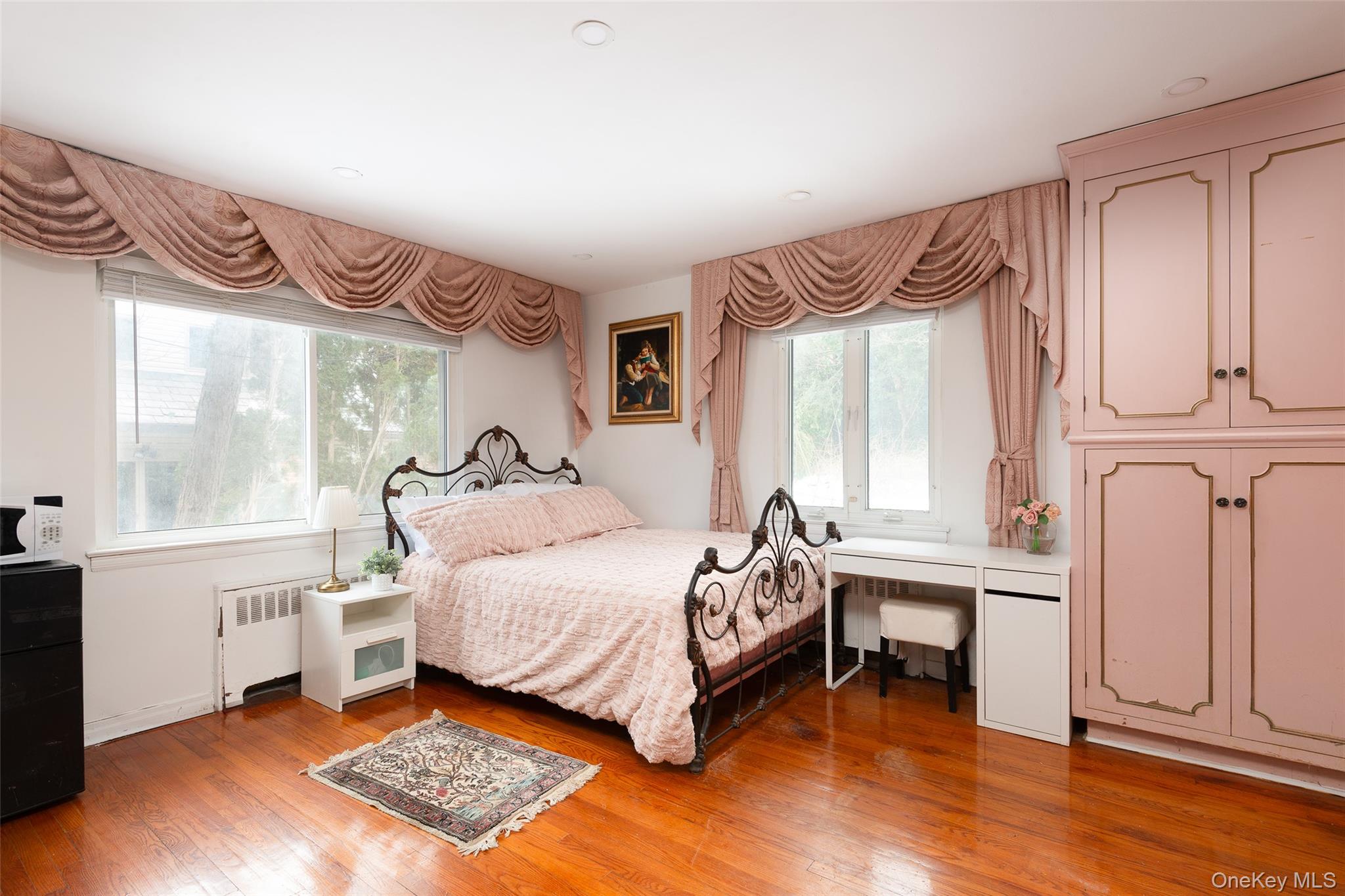 200 Melbourne Road Great Neck, NY 11021 - Photo 12 of 24 a bed room with a bed and a window