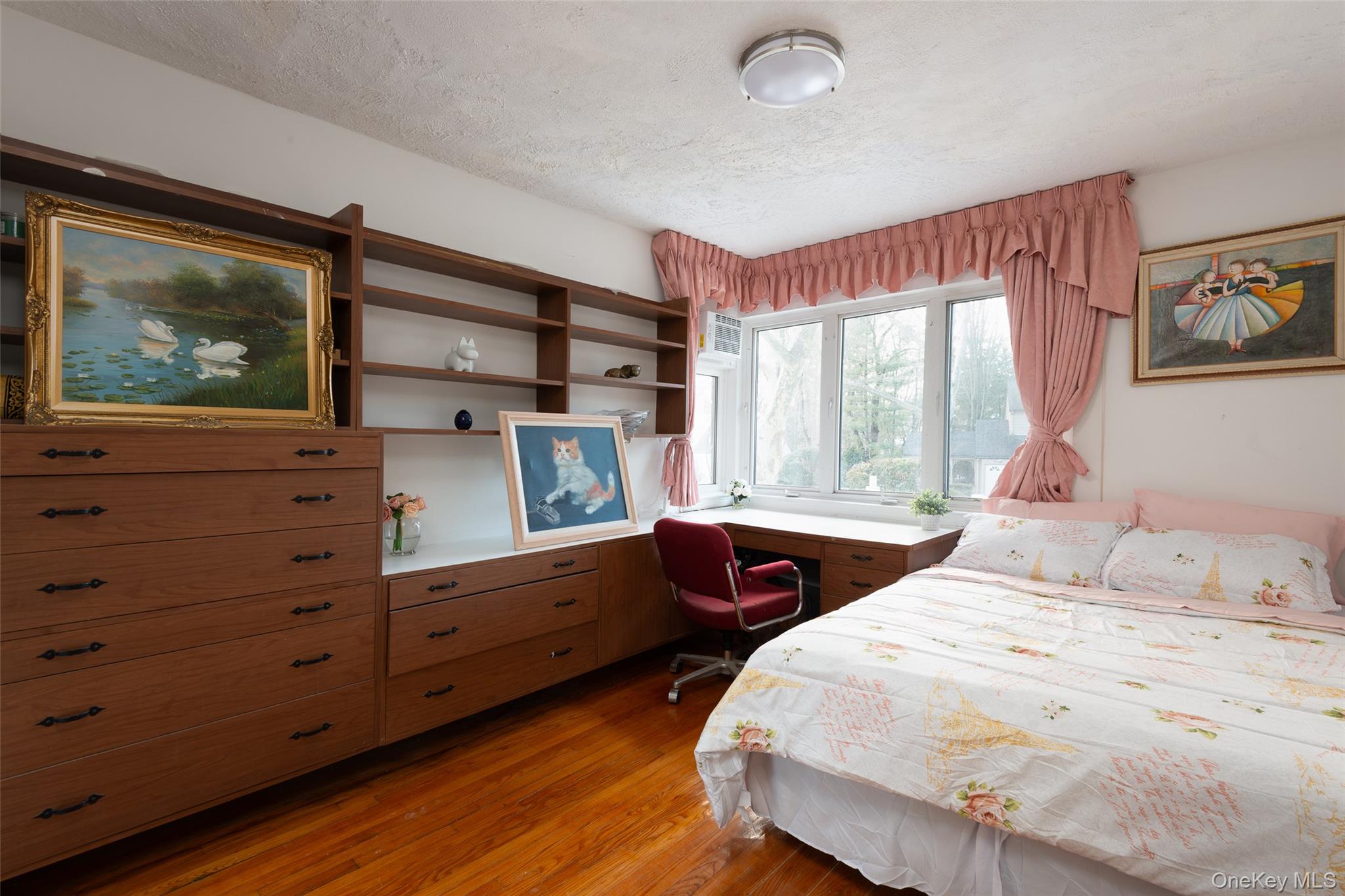 200 Melbourne Road Great Neck, NY 11021 - Photo 16 of 24 a bedroom with a bed and a window