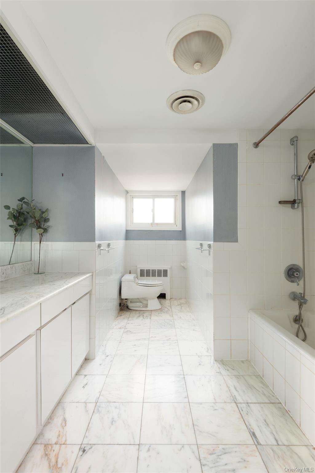 200 Melbourne Road Great Neck, NY 11021 - Photo 20 of 24 a large bathroom with a tub and a sink