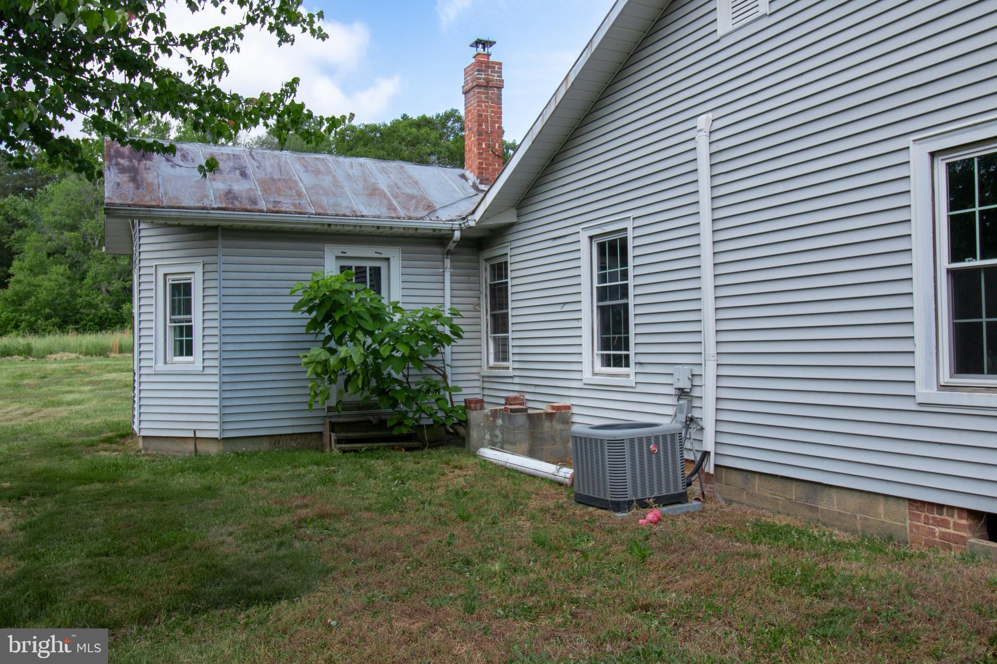 198 Mt Hope Church Road Bumpass, VA 23024 - Photo 5 of 25 a backyard of a house with plants and wooden fence