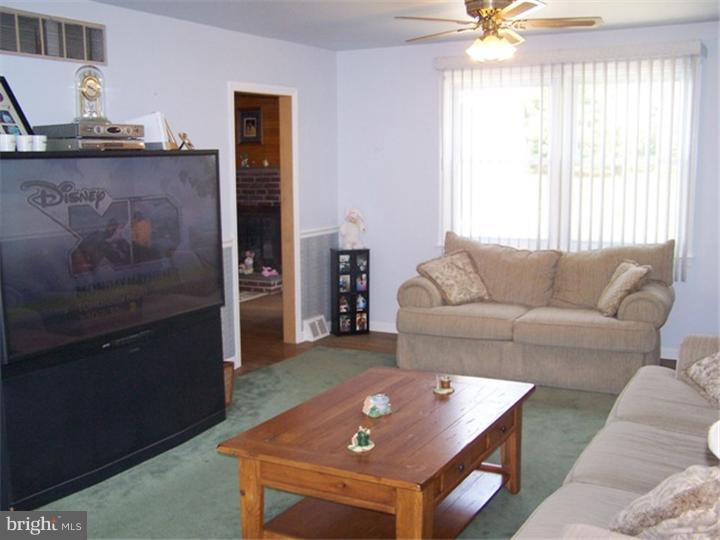 71 Boxwood Road Churchville, PA 18966 - Photo 6 of 25 Living Room