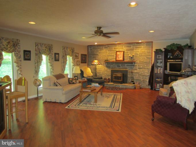 96 Fiddlers Hill Road Edgewater, MD 21037 - Photo 5 of 24 Living Room
