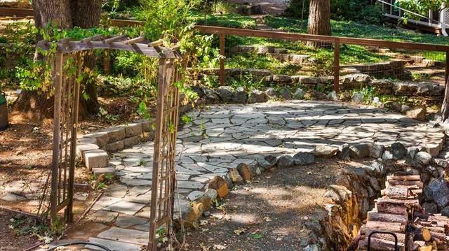 a view of a backyard