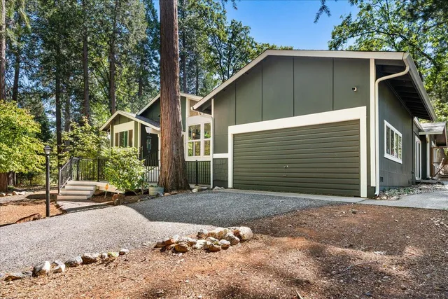 a view of entryway with wooden floor and fence