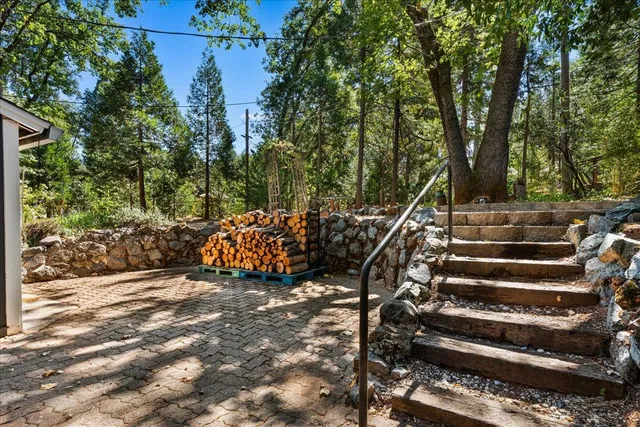 a view of entryway of a house