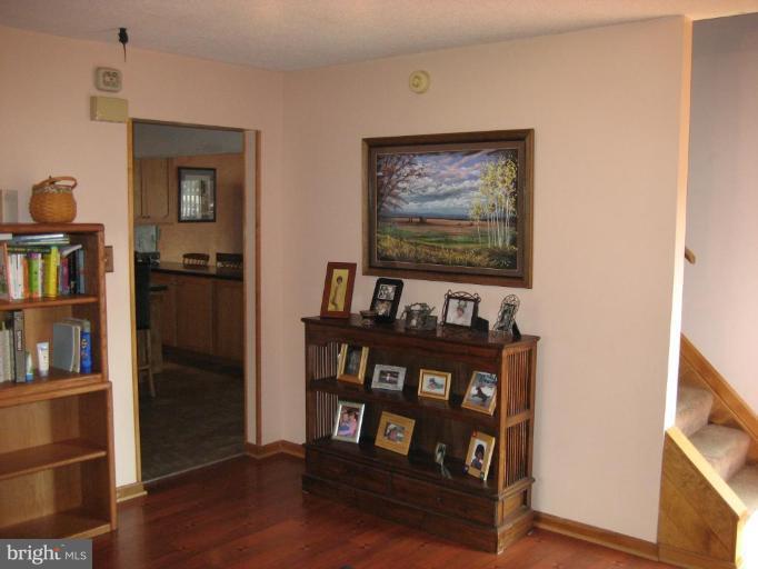 7609 Water Oak Point Road Pasadena, MD 21122 - Photo 9 of 22 SITTING AREA