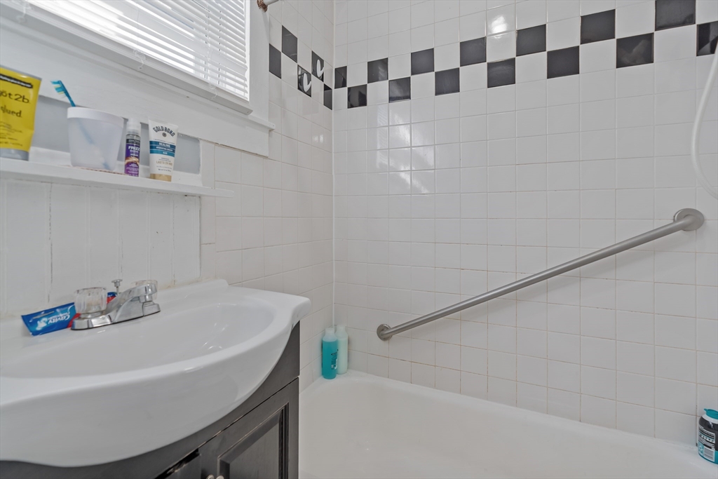 26 Brow Street Fall River, MA 02721 - Photo 9 of 30