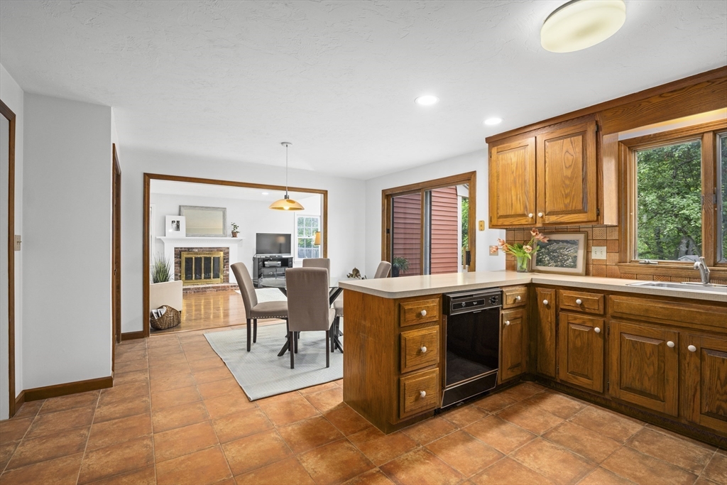 12 Lanthorn Road Northborough, MA 01532 - Photo 5 of 38 Gallery Image 5