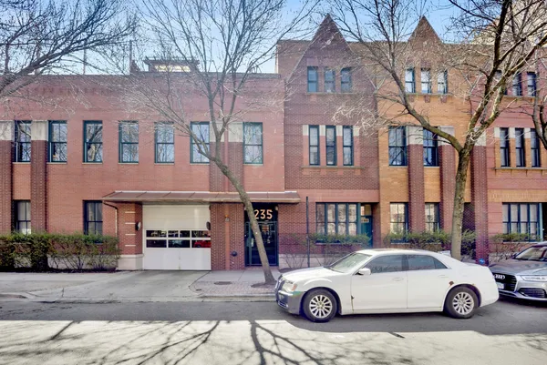 $1,000,000 | 1235 West George Street, Unit 110, Chicago, IL 60657