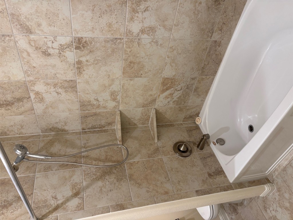 1421 Morning View Road Georgetown, TX 78628 - Photo 25 of 39 a bathroom with a bathtub