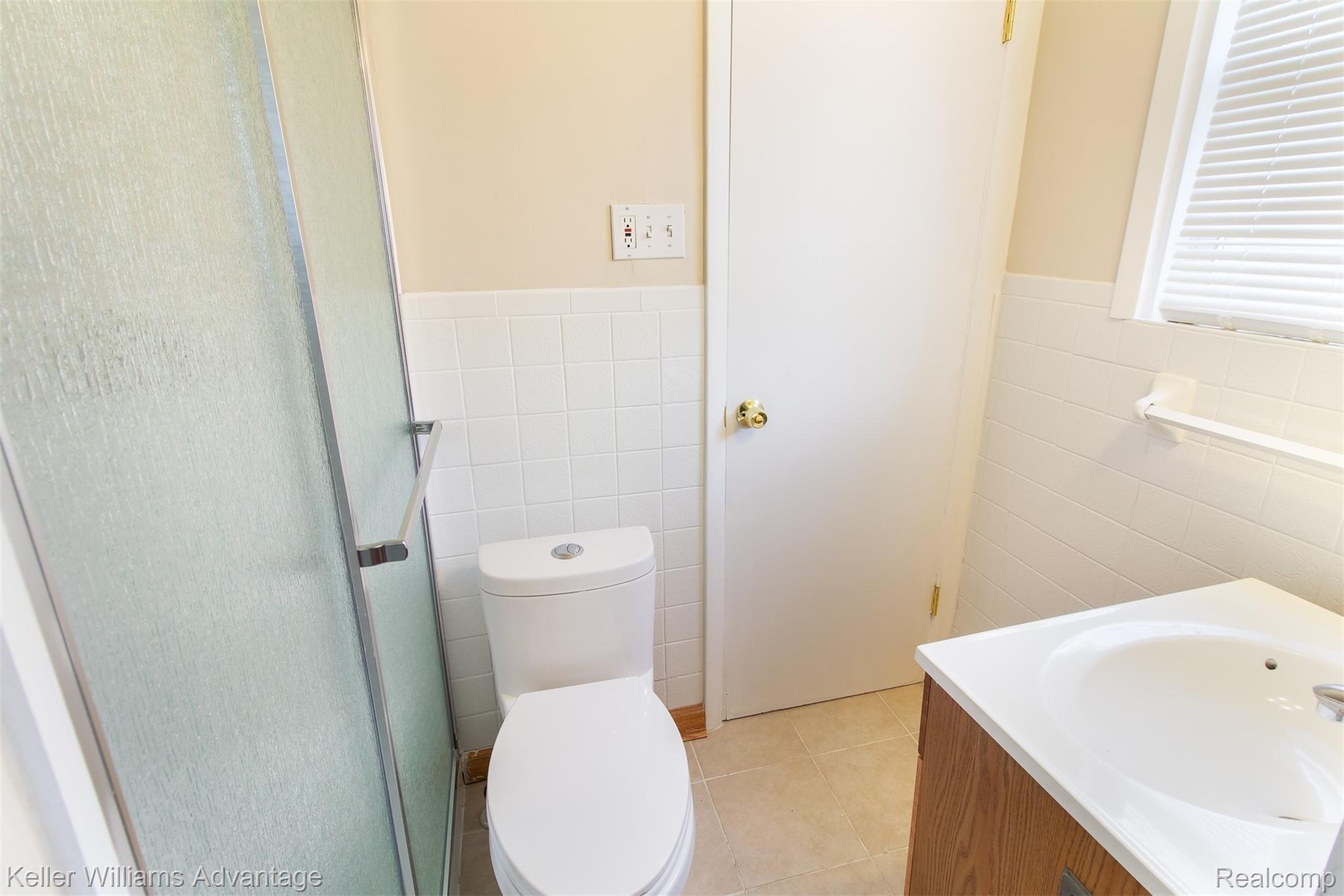 36955 Greenbush Road Wayne, MI 48184 - Photo 14 of 36 GreenbushRd_36955_MasterSharedBath_01.jpg
