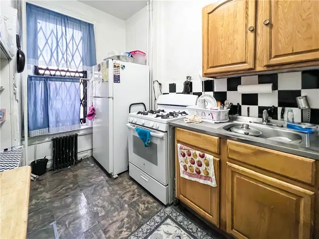 a bathroom with a toilet and a shower curtain