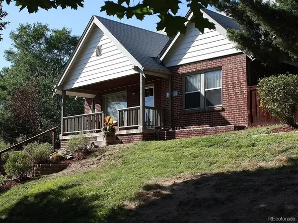 a view of a house with backyard and porch