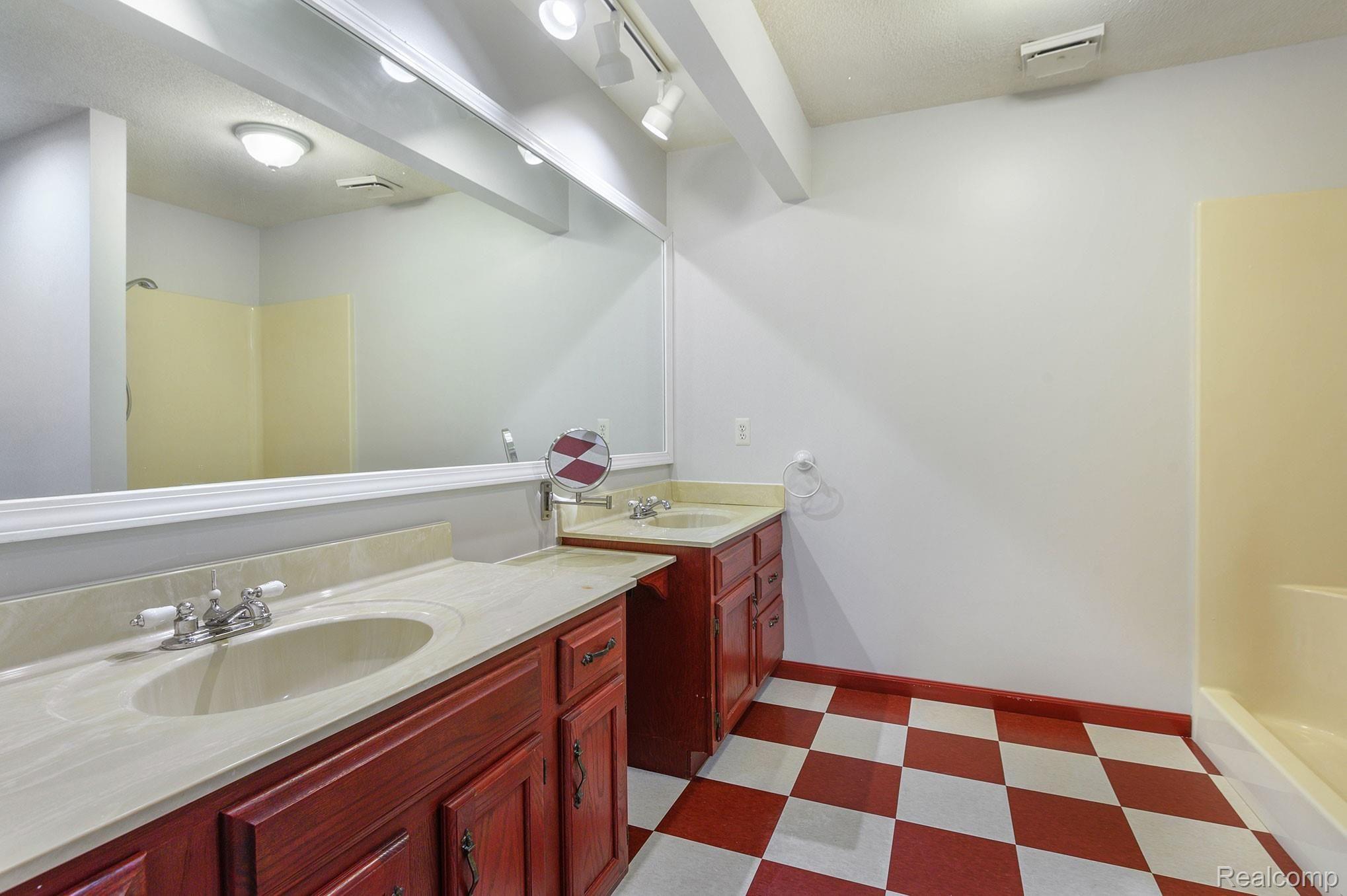 2469 Academy Road Holly, MI 48442 - Photo 29 of 44 Master Bathroom