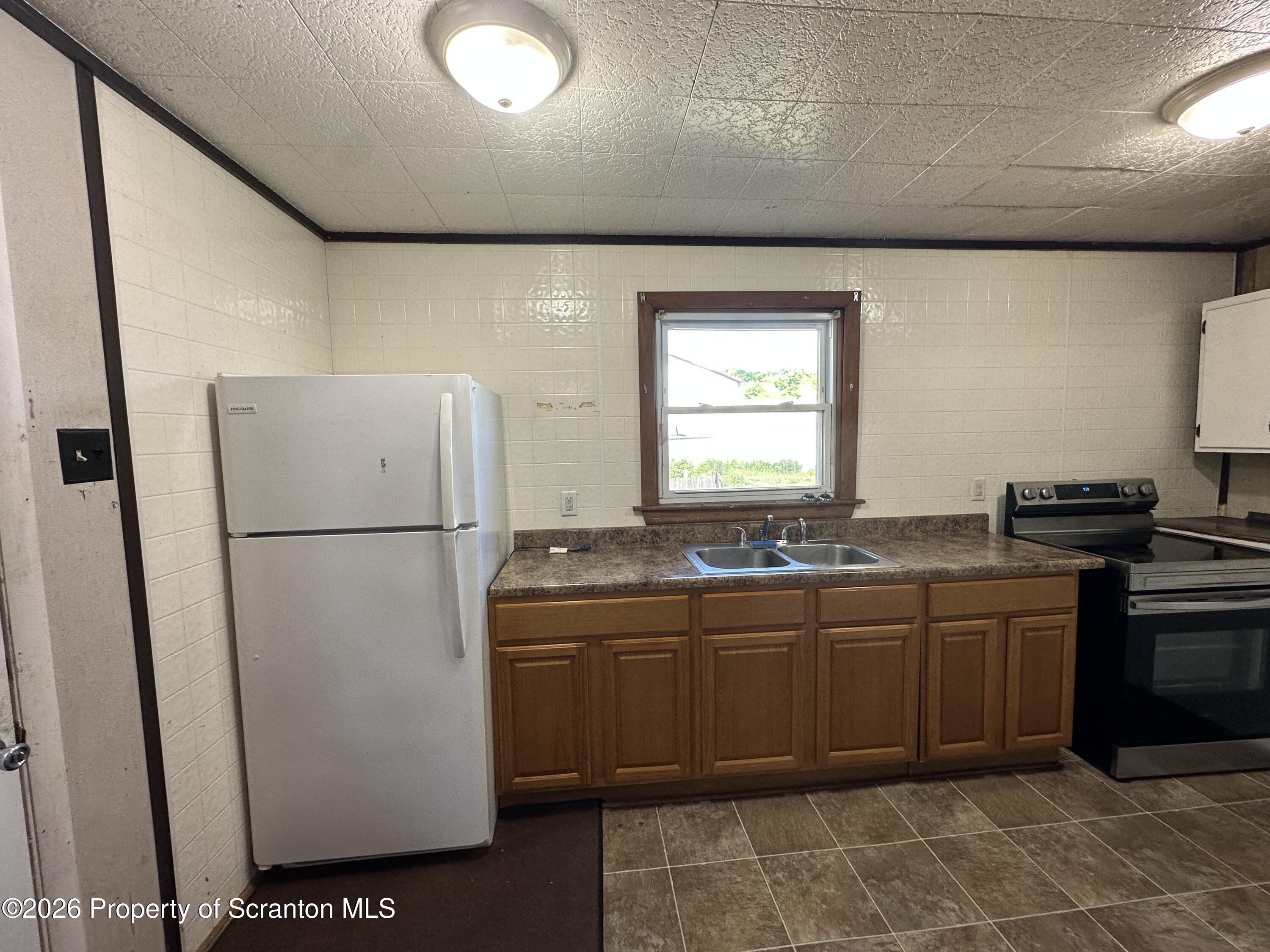 893 Scanlon Avenue Scranton, PA 18508 - Photo 3 of 17 IMG_3448