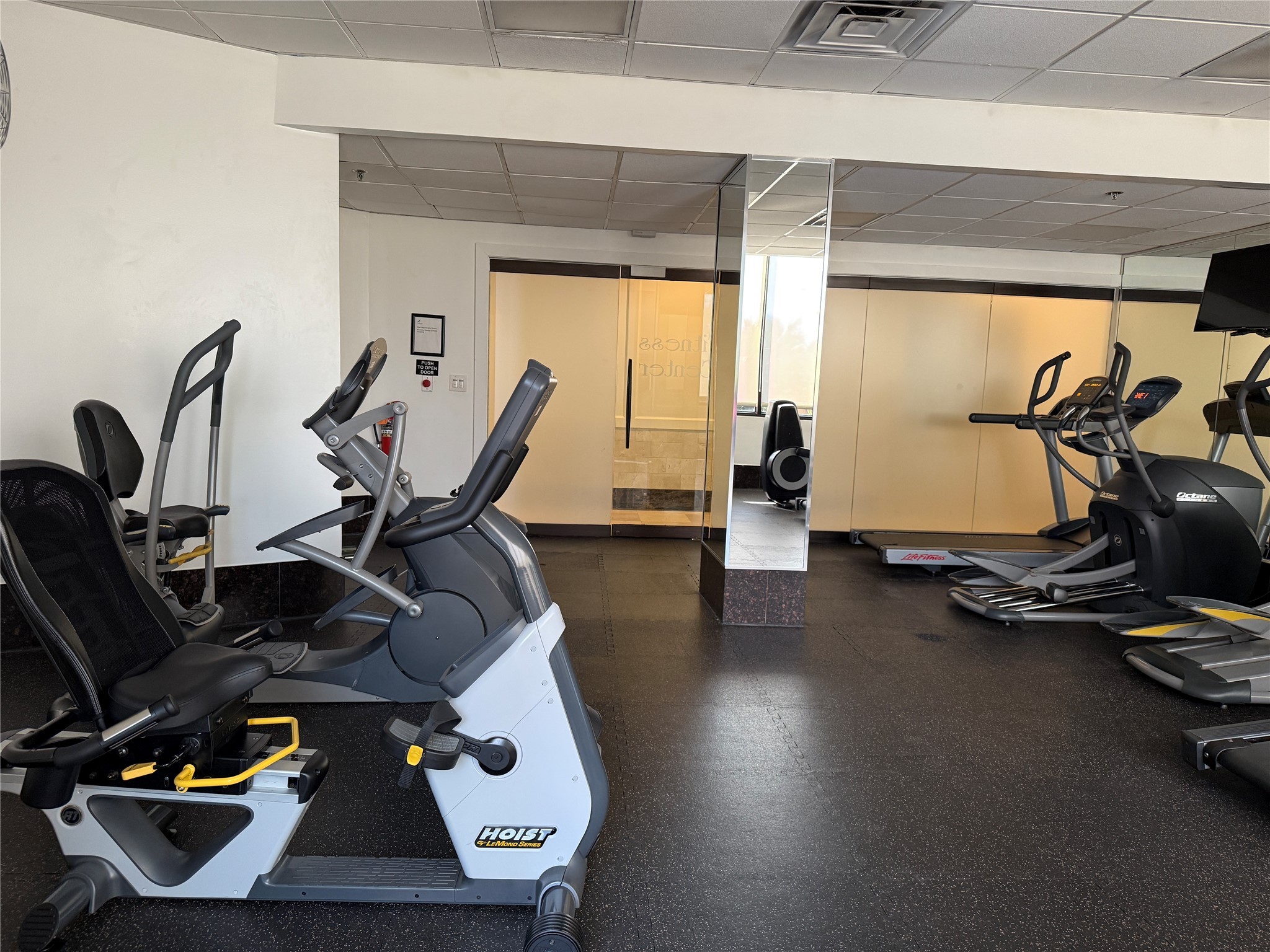 3525 Sage Road, Unit 304 Houston, TX 77056 - Photo 16 of 17 Workout room