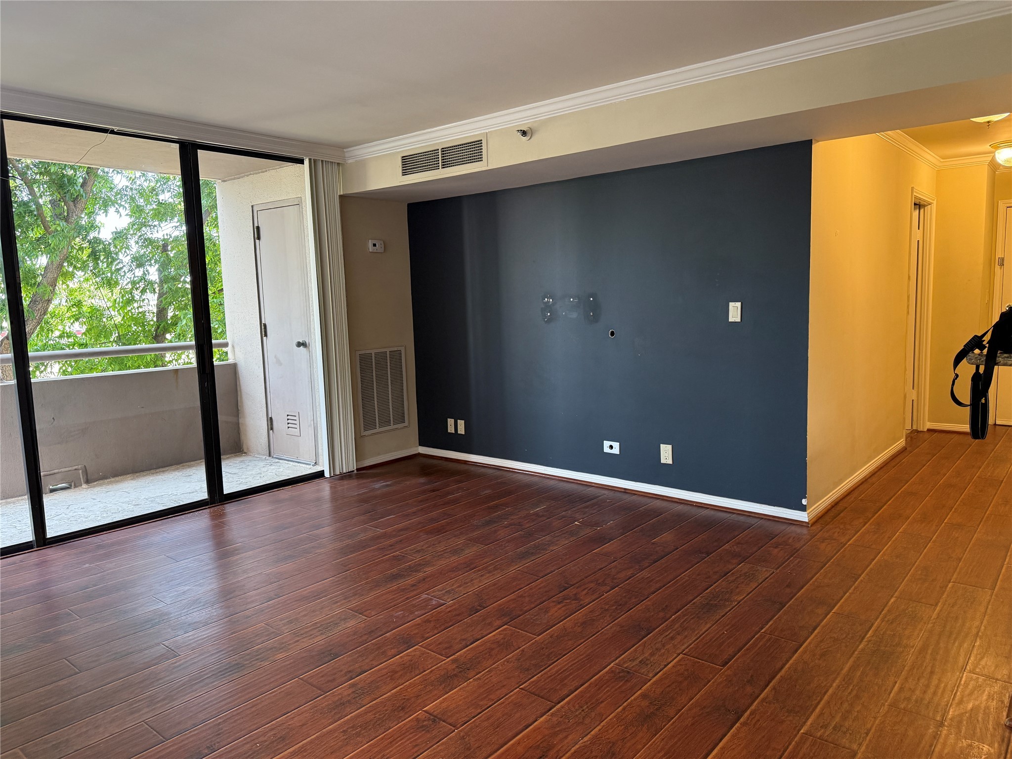 3525 Sage Road, Unit 304 Houston, TX 77056 - Photo 7 of 17 Spacious living room