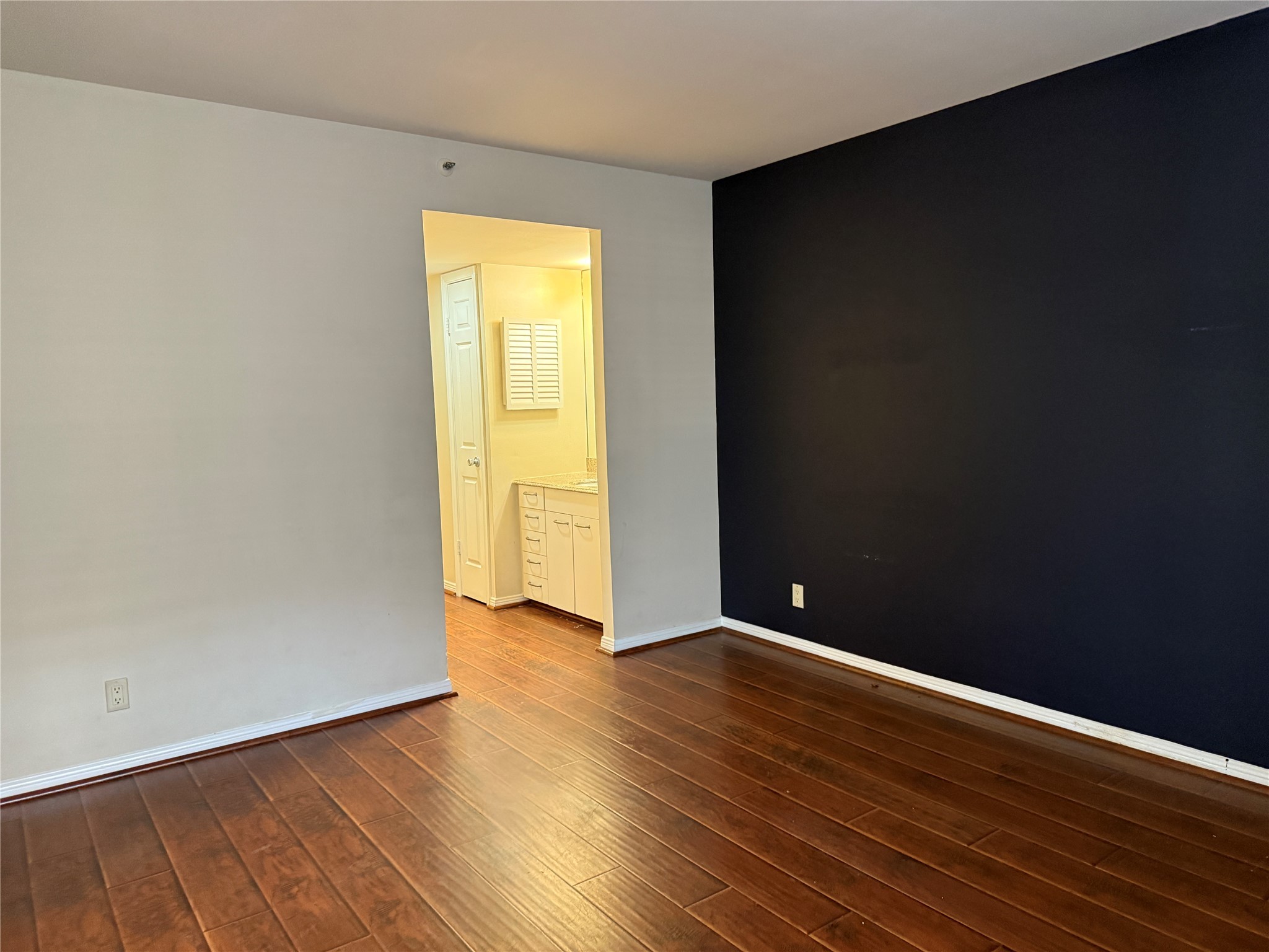 3525 Sage Road, Unit 304 Houston, TX 77056 - Photo 8 of 17 Primary Suite