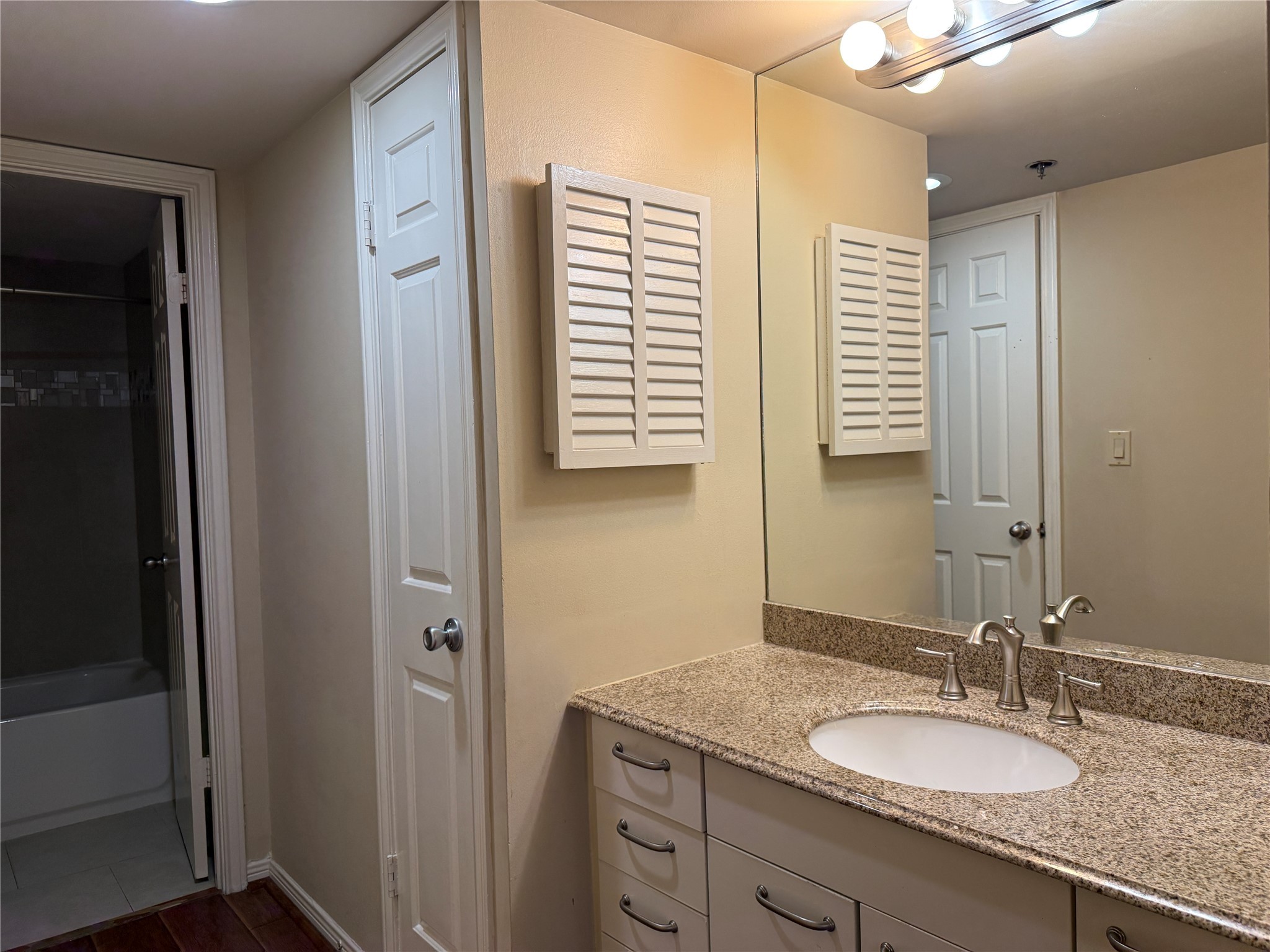 3525 Sage Road, Unit 304 Houston, TX 77056 - Photo 9 of 17 Primary bath