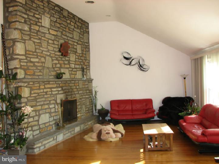 3504 Hale Road Huntingdon Valley, PA 19006 - Photo 2 of 13 Living Room