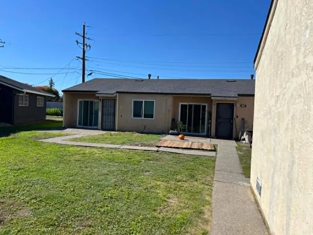 a view of a house with backyard and porch