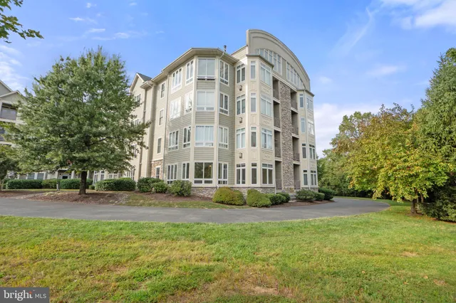 $449,000 | 1621 Ladue Court, Unit 105, Woodbridge, VA 22191
