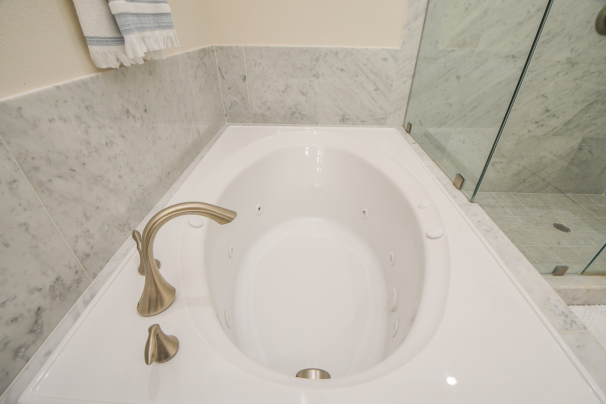 1204 Fowler Street Houston, TX 77007 - Photo 17 of 23 a bathroom with a tub