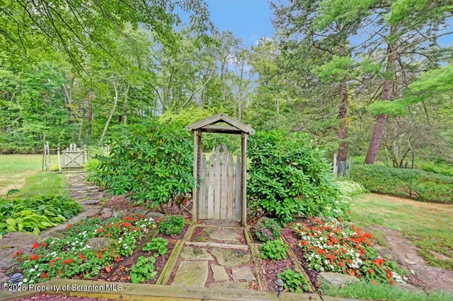 $750,000 | 353 Benton Road, Dalton, PA 18414