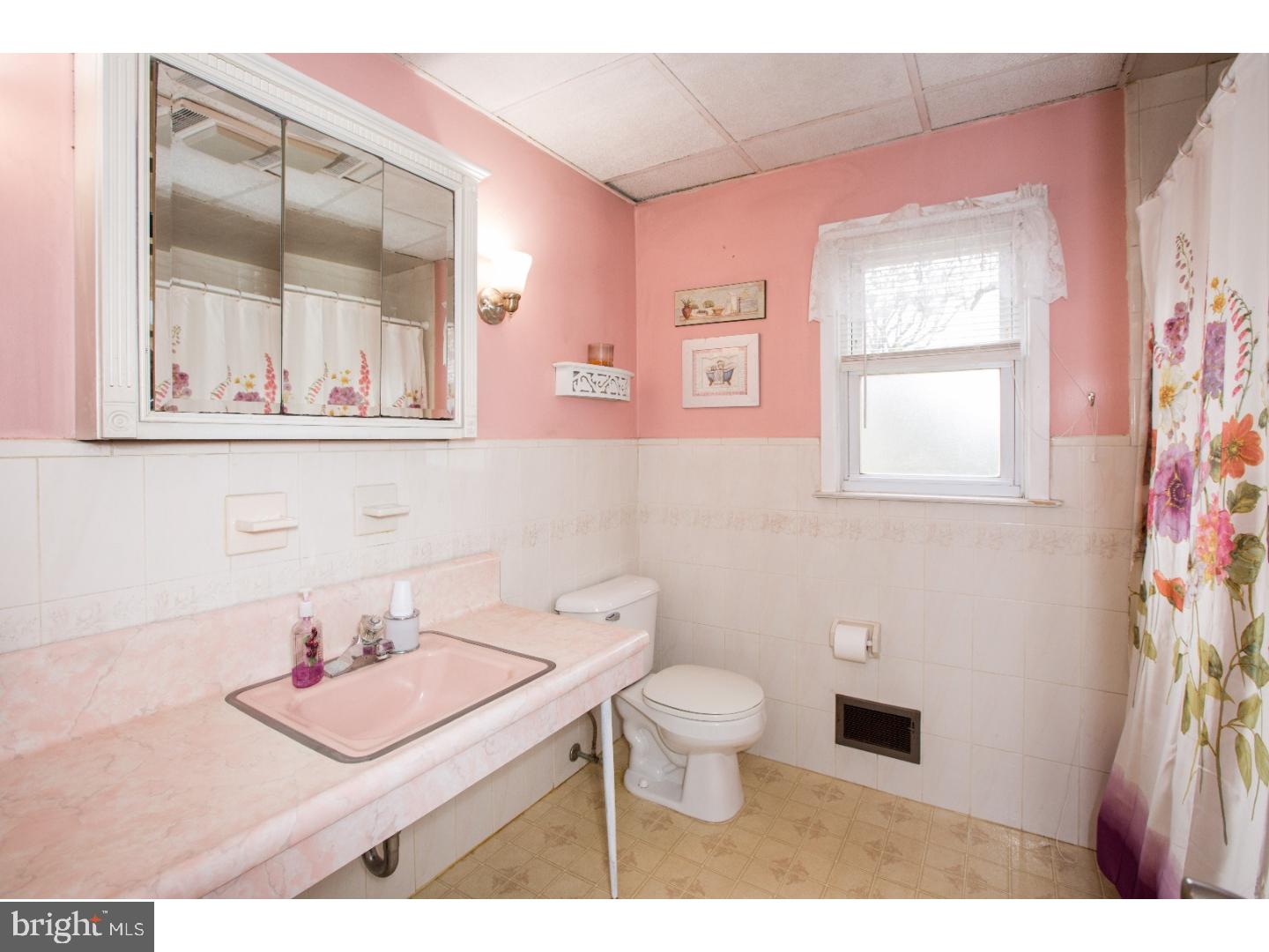33 Weyburne Road Hamilton, NJ 08690 - Photo 15 of 18 Bathroom