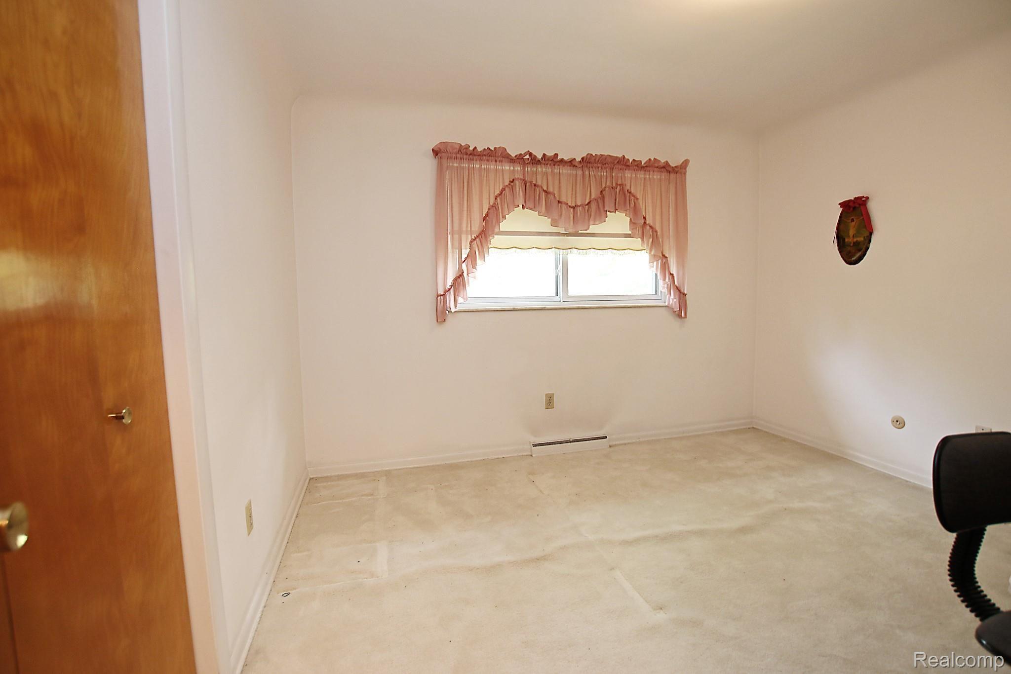 3700 Rohr Road Lake Orion, MI 48359 - Photo 20 of 55 20) Bedroom 1.jpg