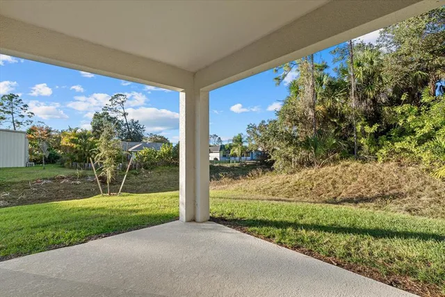 a view of a back yard