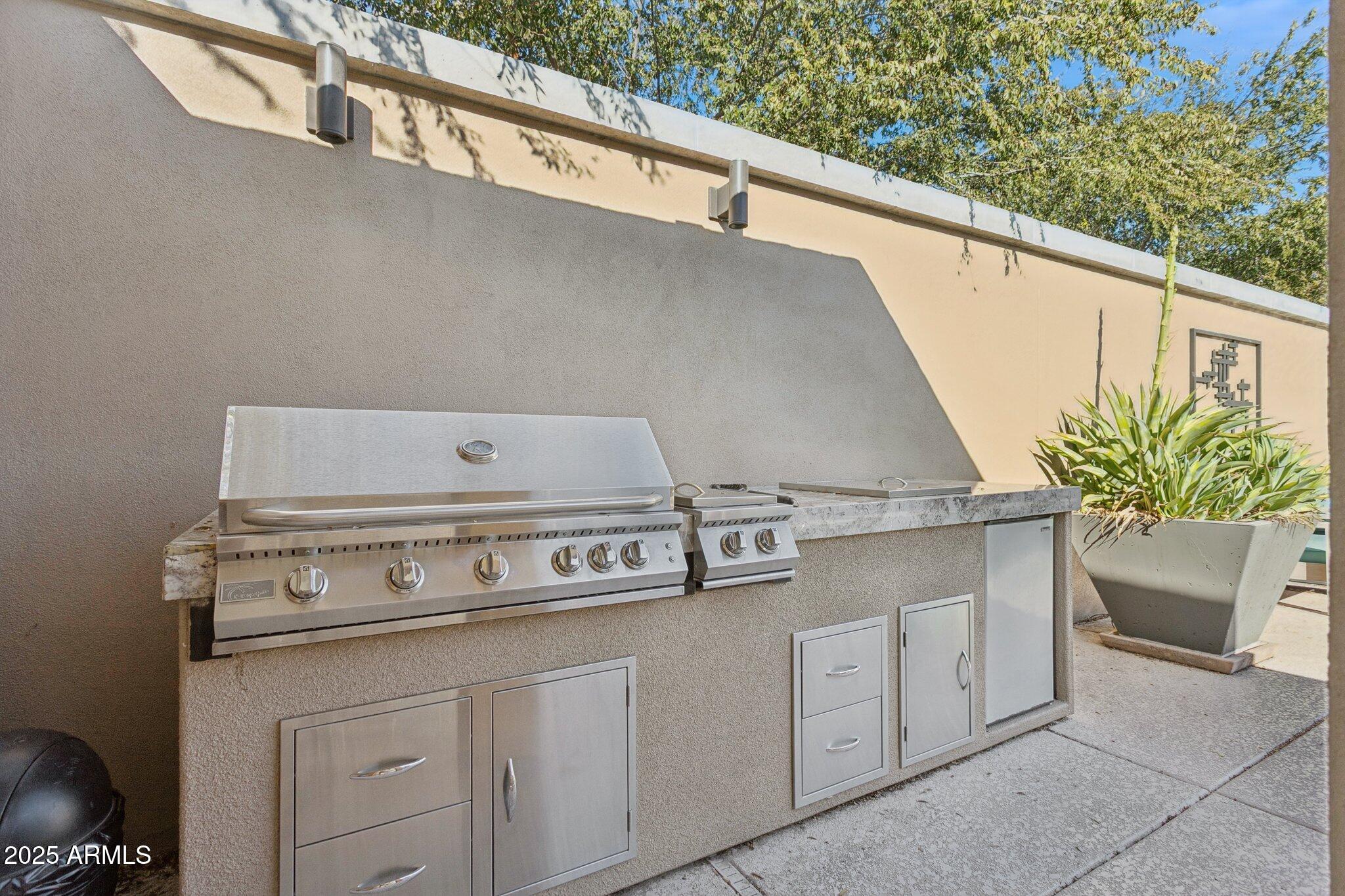 1400 East Bethany Home Road, Unit 22 Phoenix, AZ 85014 - Photo 35 of 46 a close view of stove and kitchen