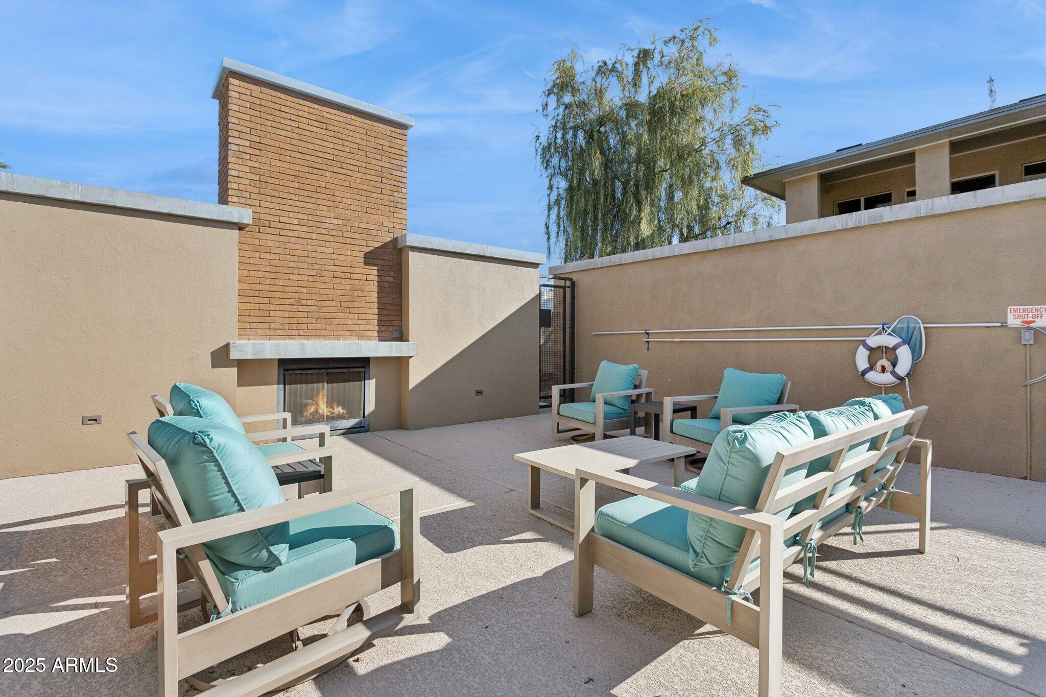 1400 East Bethany Home Road, Unit 22 Phoenix, AZ 85014 - Photo 36 of 46 a chairs and a table in a balcony
