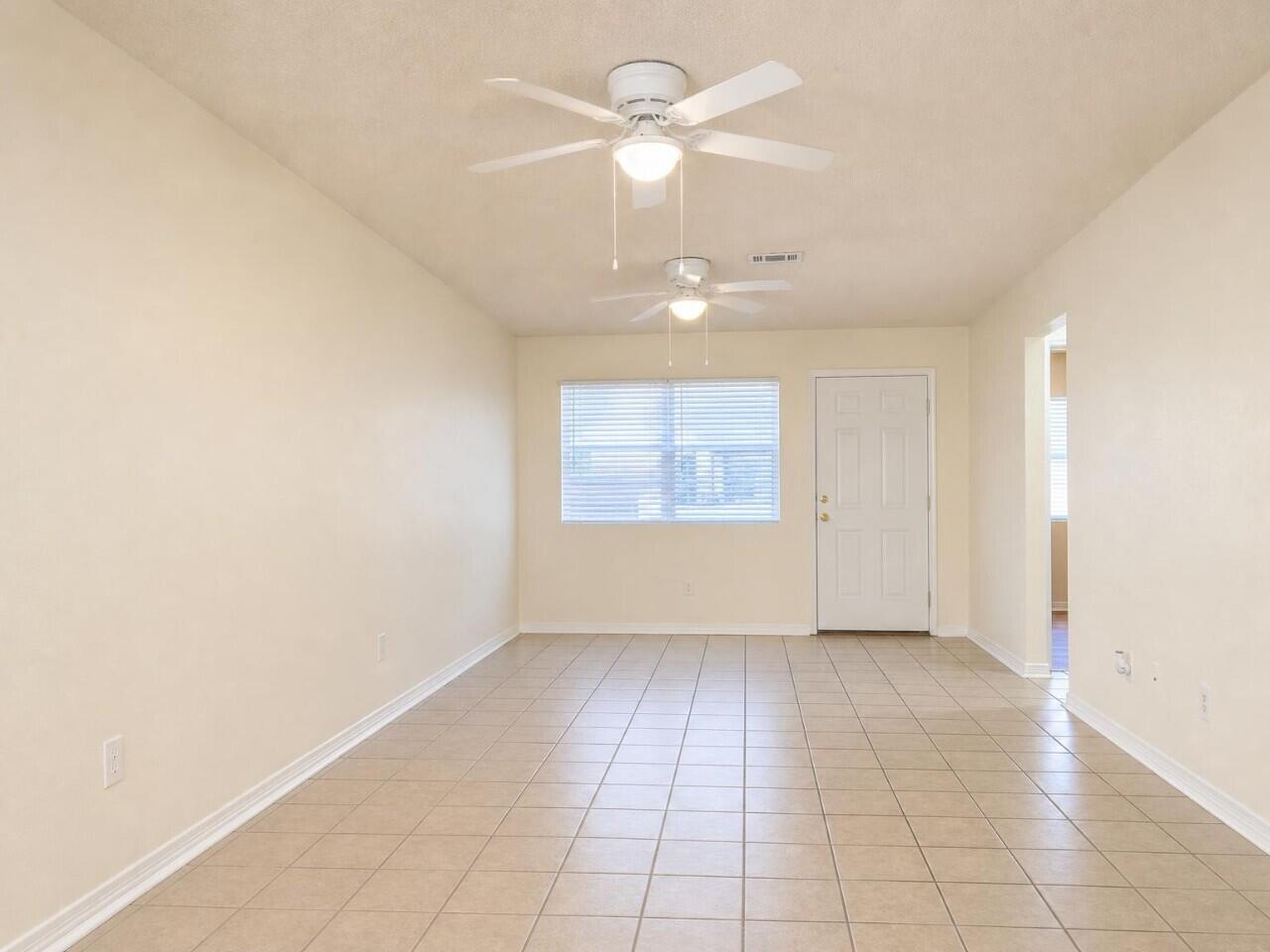 125 Wellington Road Fort Walton Beach, FL 32547 - Photo 3 of 12 08-interior_living_room_1 (2)